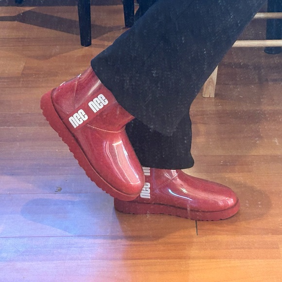 RED UGGS WATERPROOF - Picture 3 of 6